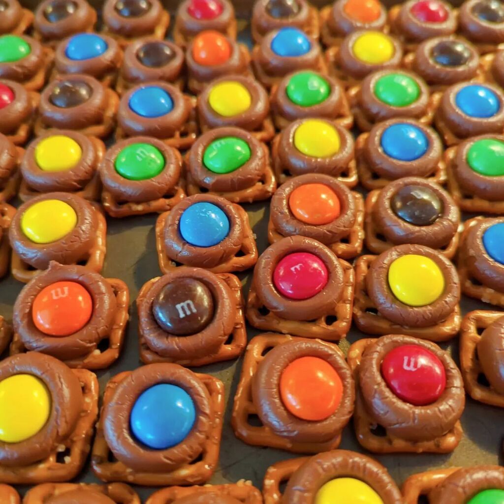 Double_Crumbs's tweet photo. Peanut butter M&amp;M pretzel kisses for the market tomorrow. Remember these? What's your favorite combination? https://t.co/SSQnRu0KHE https://t.co/11ayM5U4AR