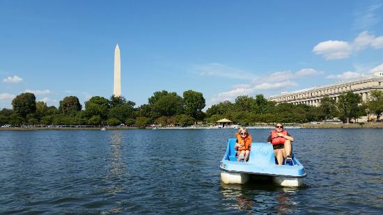 BoatingIn_DC's tweet photo. We are experiencing another weekend of beautiful weather in the DC area! 😅🎉 Join us from any of our 7 boathouses for a weekend of fun! Tag a friend who needs to see this 👀
Link in Bio!
#pedalboats #paddle #dcthingstodo #washingtondc #boatingindc #washingtonmonument https://t.co/FuhpDg7sSC