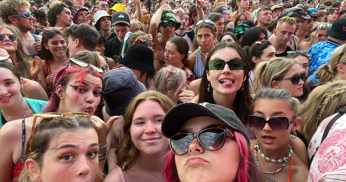 ketkeira's tweet photo. playing smash or pass with the screens whilst waiting for AM #NoMusicOnADeadPlanet #readingfestival2022 https://t.co/8wofCJ4FCu