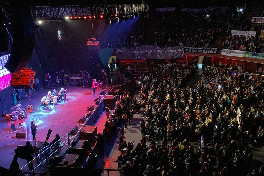 latercera's tweet photo. Más de 30 organizaciones feministas realizan evento separatista por la opción Apruebo https://t.co/KZ0RCmdxDt https://t.co/bkYFNIm7U0