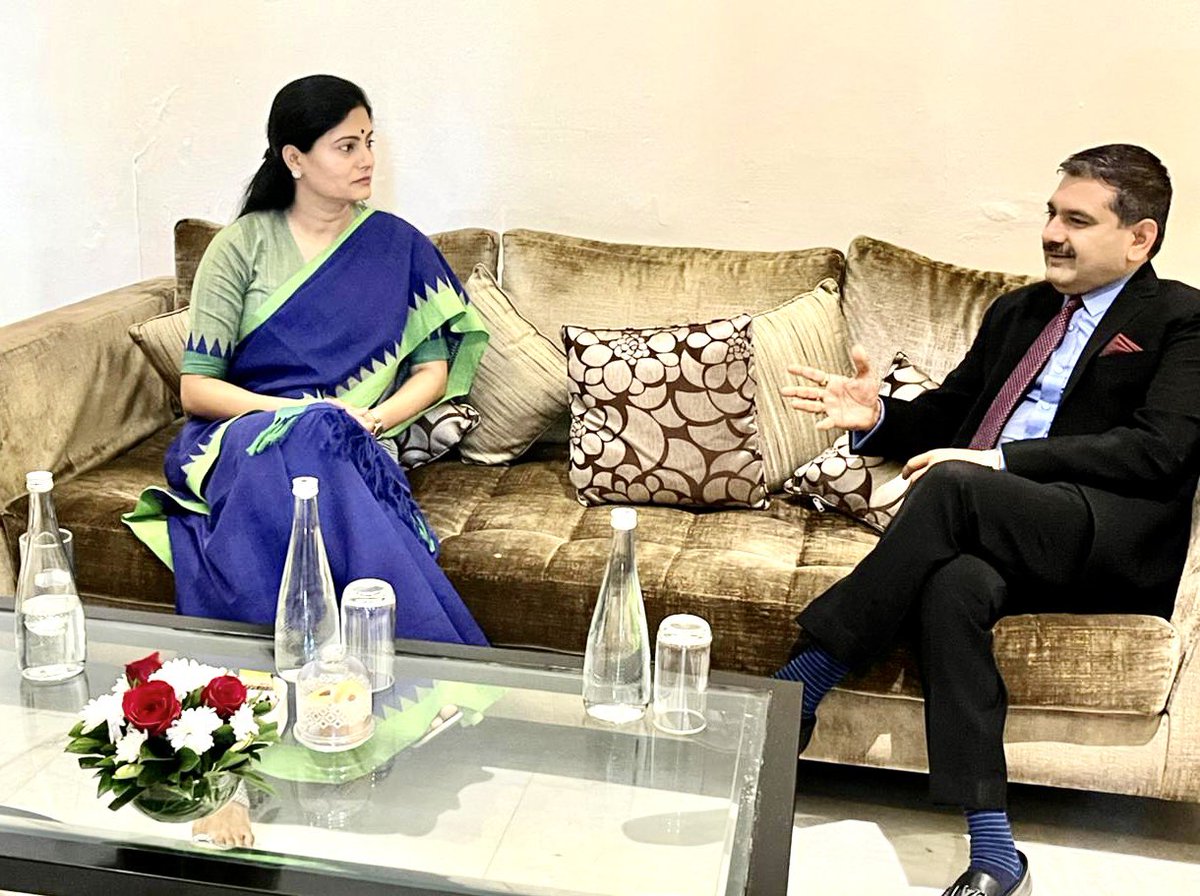 AnilSinghvi_'s tweet photo. Time to honor passionate entrepreneurs with big dreams at Zee Business MSME National Summit & Awards👏👏
Thank you so much Smt. @AnupriyaSPatel Minister of State for Commerce & Industry for gracing the occasion🙏
#ZeeMSMEAwards #MSME #Zeedigital #ZeeBusinessMSMESummit https://t.co/jvQHmh7RCS