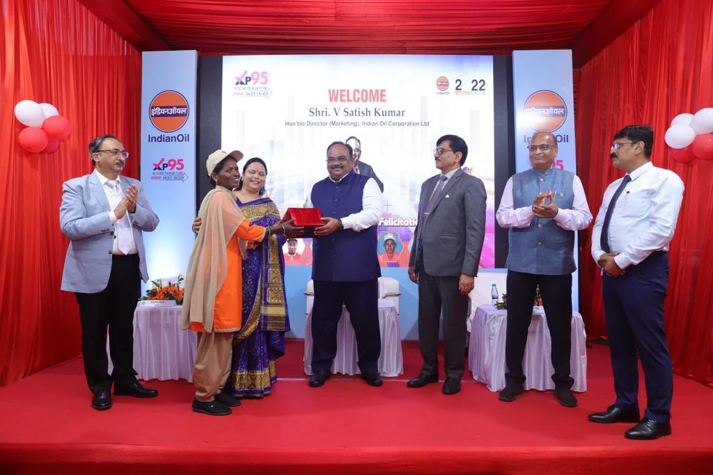 DirMktg_iocl's tweet photo. Interacted with customers &amp; customer attendants at Shambhavi Fuel Station, Ranchi today about the various customer centric initiatives by @IndianOilcl; also flagged off a bike rally and initiated a #XP95 promotion campaign on the occasion https://t.co/kR17I7xi2G
