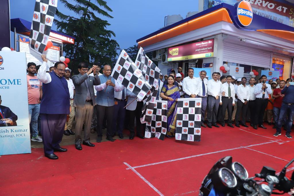 DirMktg_iocl's tweet photo. Interacted with customers &amp; customer attendants at Shambhavi Fuel Station, Ranchi today about the various customer centric initiatives by @IndianOilcl; also flagged off a bike rally and initiated a #XP95 promotion campaign on the occasion https://t.co/kR17I7xi2G