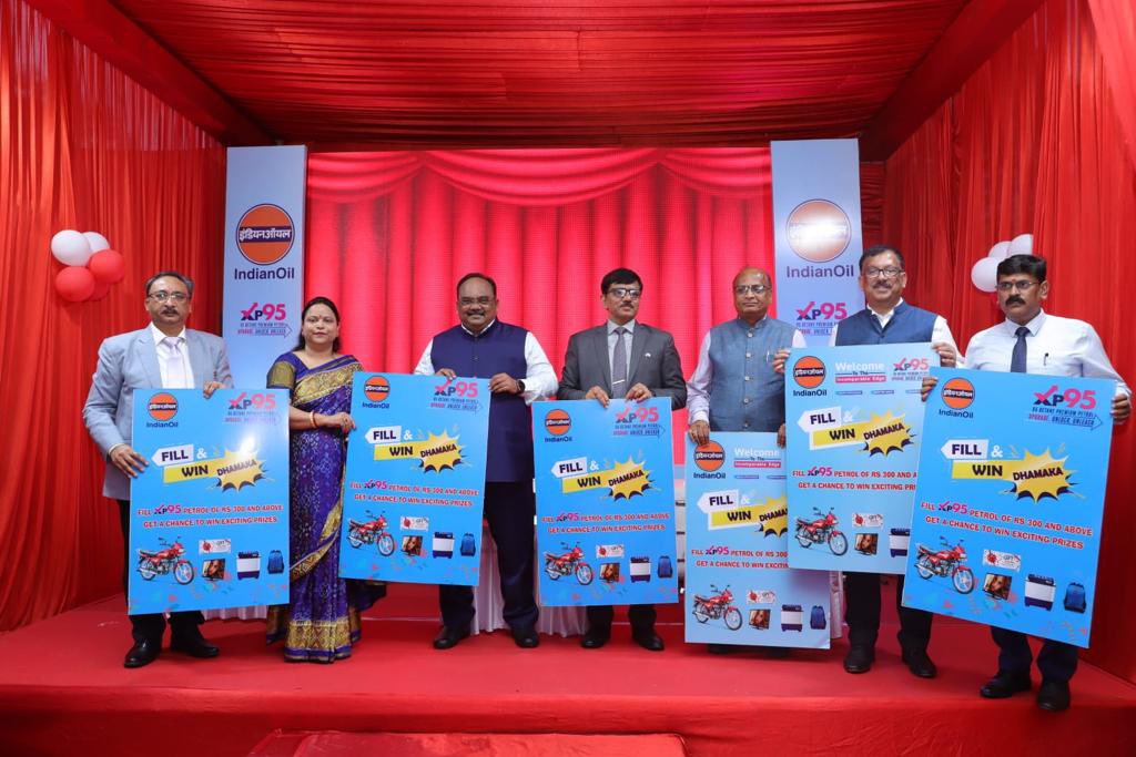 DirMktg_iocl's tweet photo. Interacted with customers &amp; customer attendants at Shambhavi Fuel Station, Ranchi today about the various customer centric initiatives by @IndianOilcl; also flagged off a bike rally and initiated a #XP95 promotion campaign on the occasion https://t.co/kR17I7xi2G