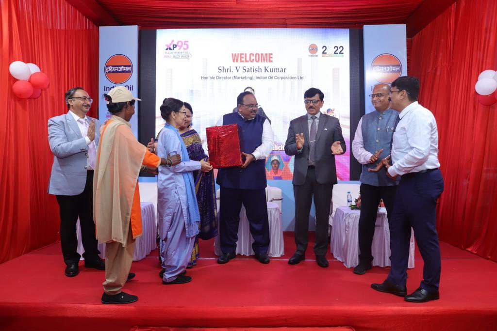 DirMktg_iocl's tweet photo. Interacted with customers &amp; customer attendants at Shambhavi Fuel Station, Ranchi today about the various customer centric initiatives by @IndianOilcl; also flagged off a bike rally and initiated a #XP95 promotion campaign on the occasion https://t.co/kR17I7xi2G