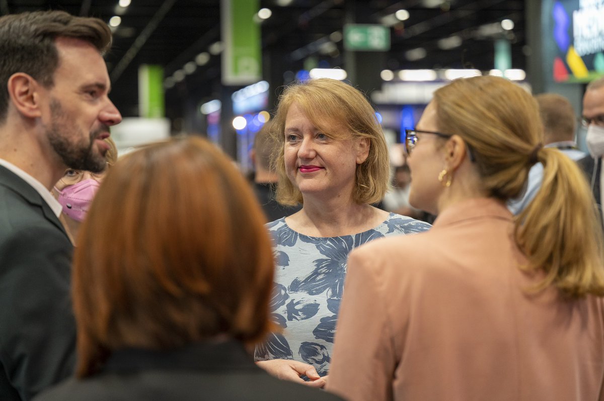 Mit dem neuen #Jugendschutzgesetz sind große SpieleanbieterInnen zu Vorsorgemaßnahmen vor Interaktionsrisiken verpflichtet. Um sich zum Stand der Umsetzung auszutauschen, hat Jugendministerin @LisaPaus heute die #Gamescom in Köln besucht. 📷 © Koelnmesse GmbH, Uwe Weiser.