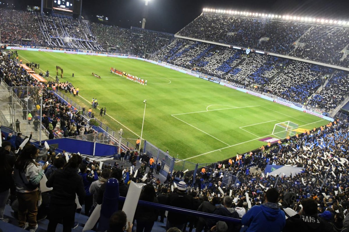 lorenafgago's tweet photo. El socio de #Vélez agotó las entradas para el Amalfitani y en pocas horas los pasajes a Río de Janeiro, sin contar todos lo que viajan por su cuenta. Una Semifinal del torneo continental más importante debe ser una fiesta. Por eso @CONMEBOL pedimos que #HabilitenLaSurAlta https://t.co/oZBsTgJC8j