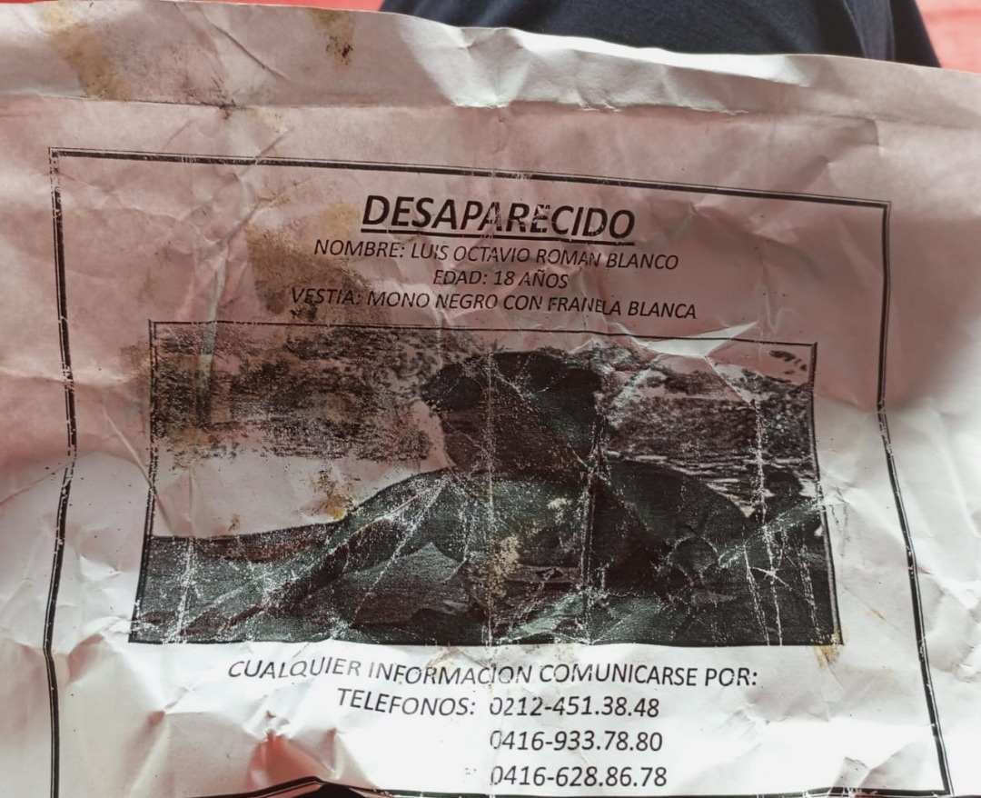 rcamachovzla's tweet photo. #Caracas caso cuerpo hallado en el Guaire.
La victima fue identificada como Luis Octavio Roman Bello, de 18 años de edad. Familiares lo identificaron al enterarse q habían hallado el cuerpo de un joven en el Guaire. El joven había viajado a Caracas con su familia, desde Puerto https://t.co/r4FI11u7q4