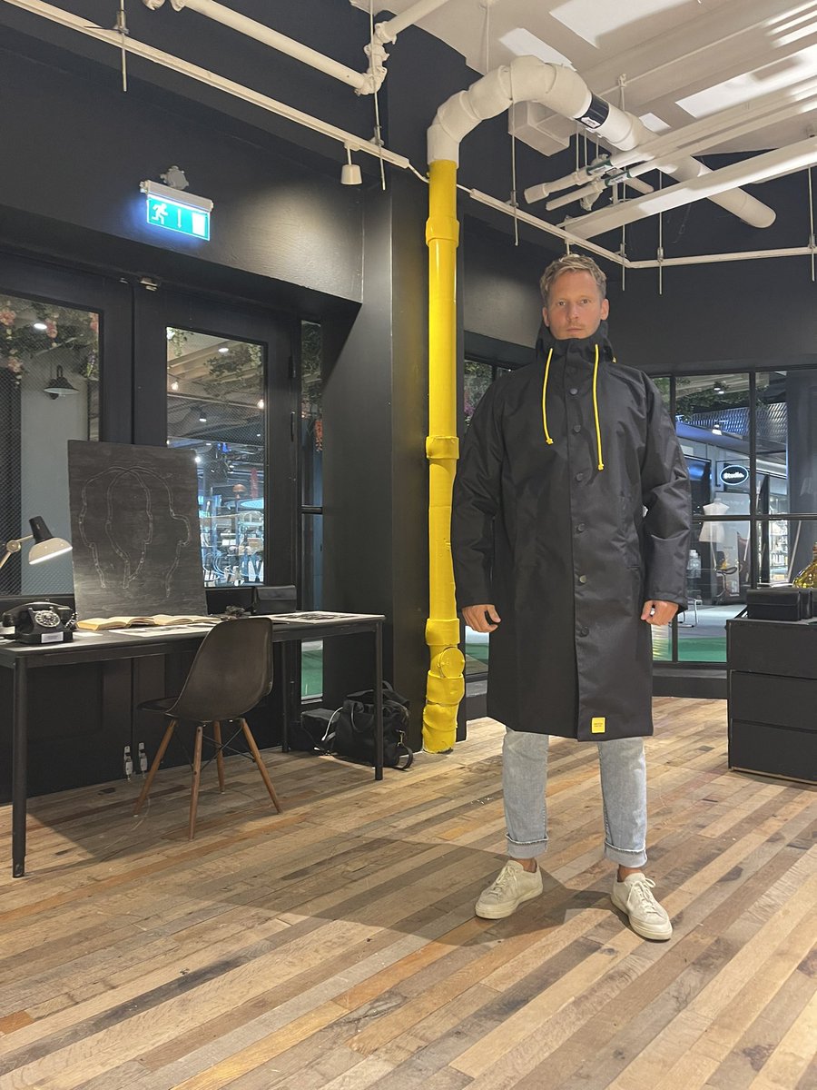 Nu är min nya Swedish Poetry öppnad, med ekotänk, hantverk o giftfria material i fokus. Till oss är alla välkomna; oavsett ålder, kön, kroppskonstitution. Dags för en revolution för modebranschen. Välkommen till Moodgallerian. Här första kunden i en ekoregnrock i sympatex.