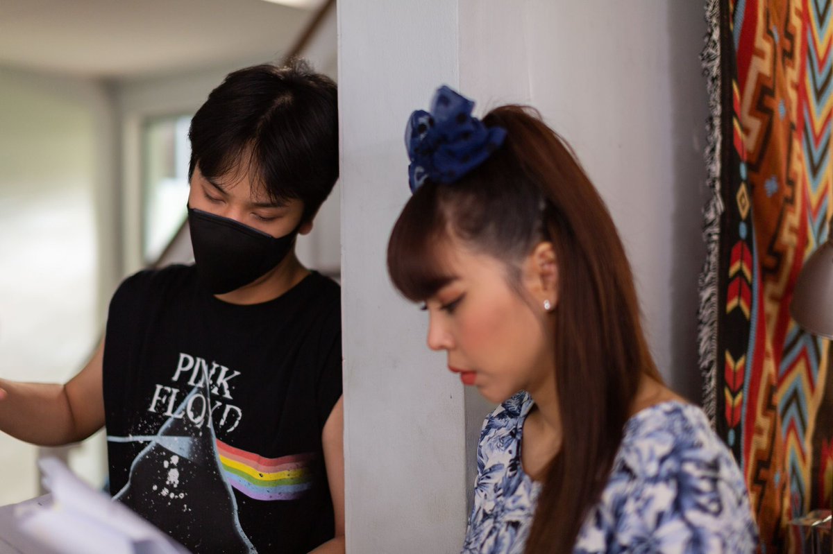 kaewoic's tweet photo. เด็กฝึกงานผู้ช่วยผู้กำกับที่ต้องไปบรีฟซานิ เกร็งกว่าตอนแสดงเยอะอะบอกเลย55555 @mynameisnanon 

#ซินเดอเรลล่า2022EP2 https://t.co/GmMV8sXgdO