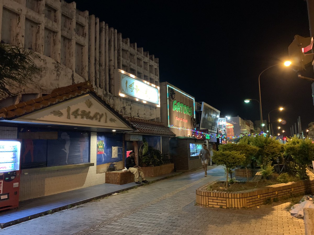 夜コザ、大きい通りは日本って感じがしない🇺🇸ミュージックバーも楽しい。ただ一本入ったとこにある商店街は全体的に寂れてるな〜って印象🫤