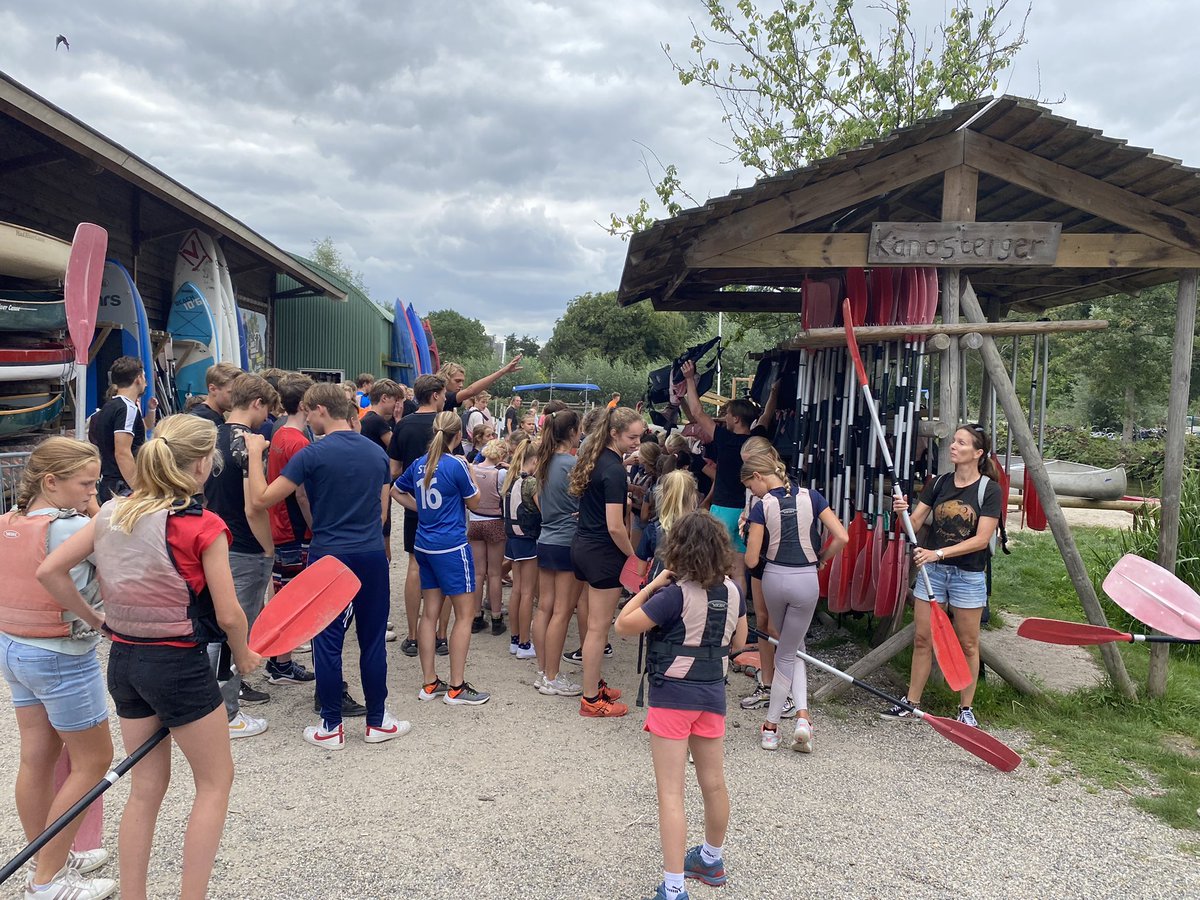 HVBleiswijk's tweet photo. Wat een fantastische opening van het seizoen. Alle A tm D jeugdleden op teambuilding bij @outdoorvalley . Kanoën, Kayakken, Suppen en Survival. Onwijs genoten en dikke pret https://t.co/6mKxLzy12L