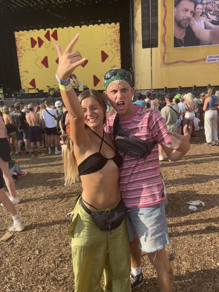 lilywright99's tweet photo. DAVE LET ME SIT ON YOUR FACE @Santandave1 #leedsfest2022 #NoMusicOnADeadPlanet https://t.co/zejUGYvD1c