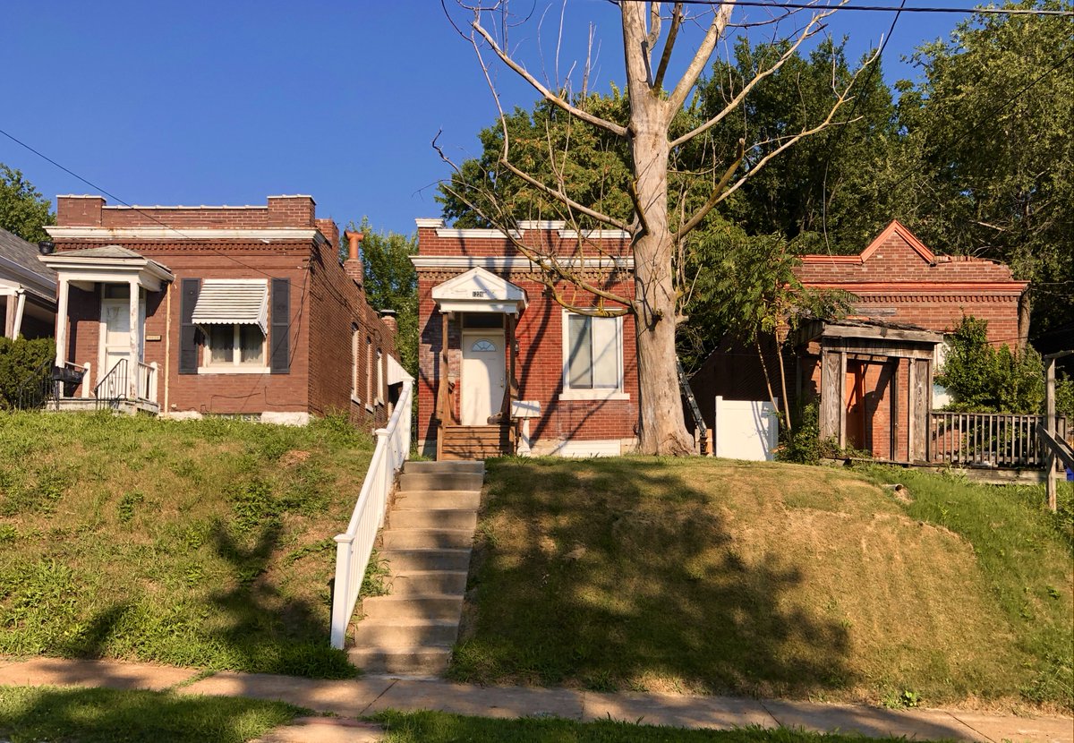 ChickenJoeSTL's tweet photo. A row of 1910's workers cottages in Dogtown, St Louis https://t.co/QVyIWEZVYZ
