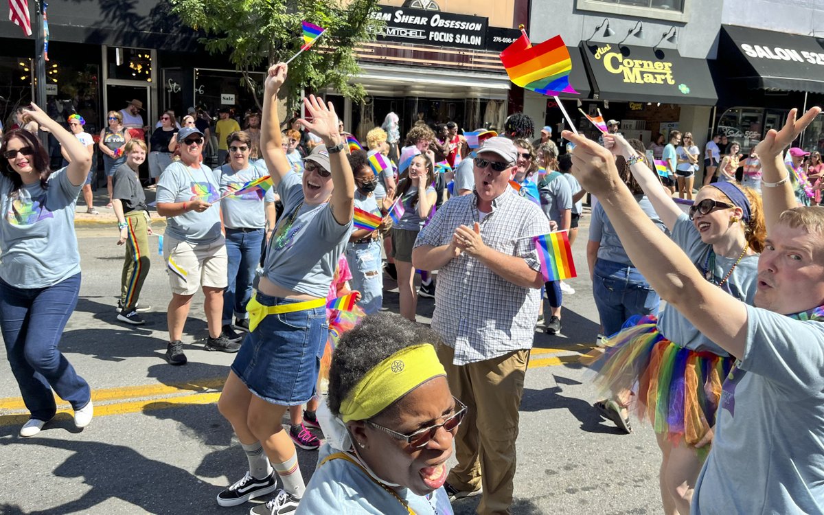 emoryhenry1836's tweet photo. ๐Emory & Henry DEI&B is celebrating by marching at the TriPride Parade and Festival in downtown Bristol! It's the first Pride Parade to be in two states at once. Stop by to say hello at the E&H booth if you are in the area at the event. #EHpride #EHDEIB #emoryandhenry https://t.co/SprddHSzQK