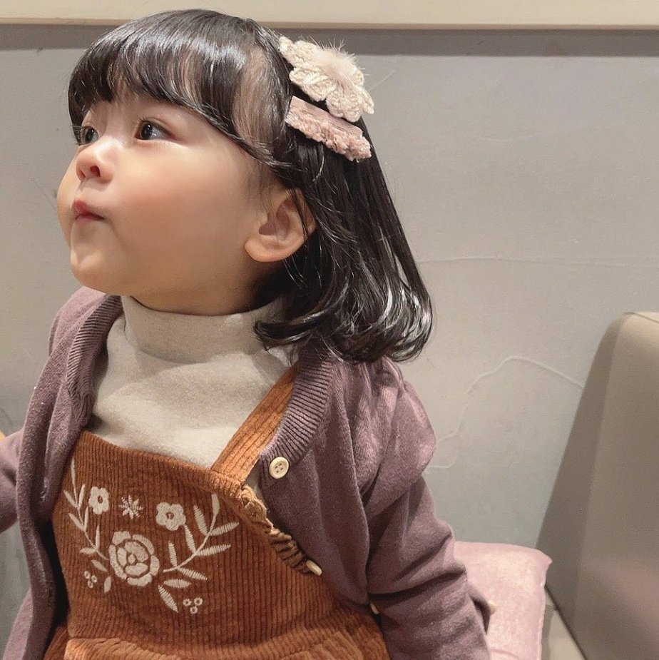 ᅟ
Maya já acordou com uma energia que aparentemente não tem fim. Faz pouco tempo que a gente terminou de almoçar e ela não quer sair do restaurante porque fica dançando as músicas que passam enquanto está na cadeira, ㅋㅋㅋ. Algumas vezes até se levanta para dar pulinhos!
ᅟ