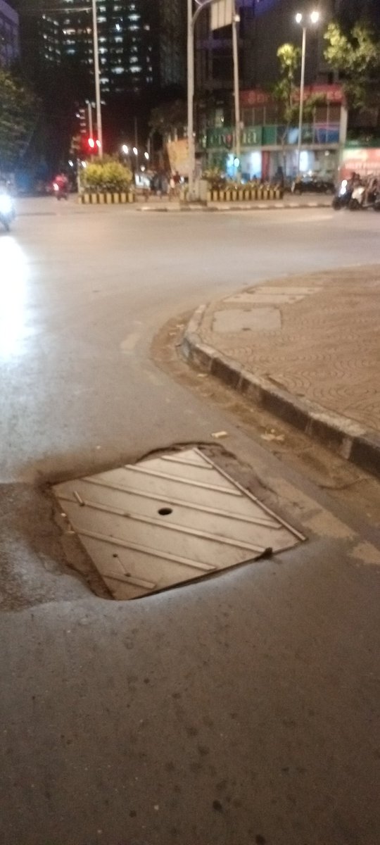 anilkumar_vasam's tweet photo. @mybmcWardGS @worlispeaks @mybmc @misunilshinde This is opening of water chamber at turning at  the century Bazzar signal  at cause many Accidents pls do look into this just out side of Worli fire station https://t.co/nBAX3pZJy7