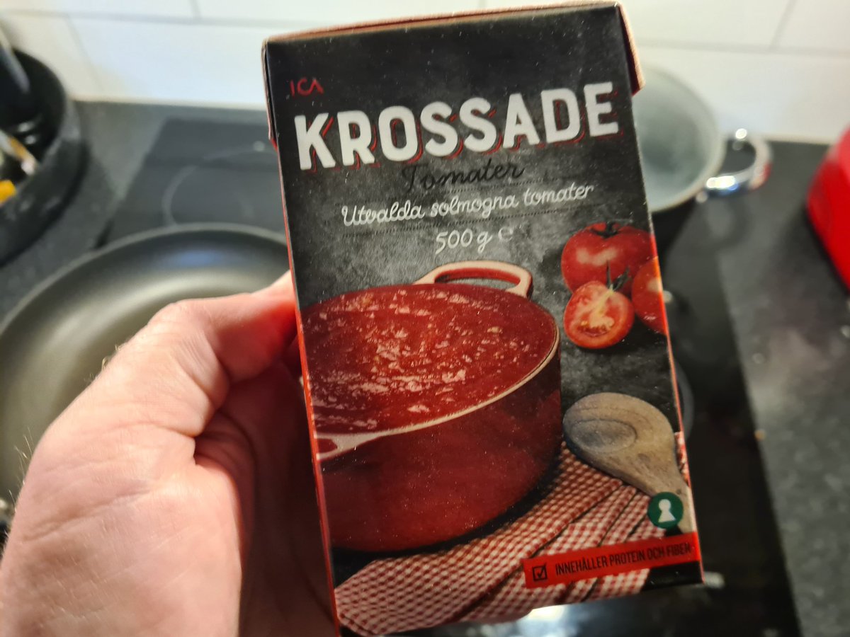 tgarder's tweet photo. Det slog mig nu hur jäkla överfull grytan på förpackningen är med krossade tomater

Mmm ytspänning med heta tomater https://t.co/qeiCahodOQ