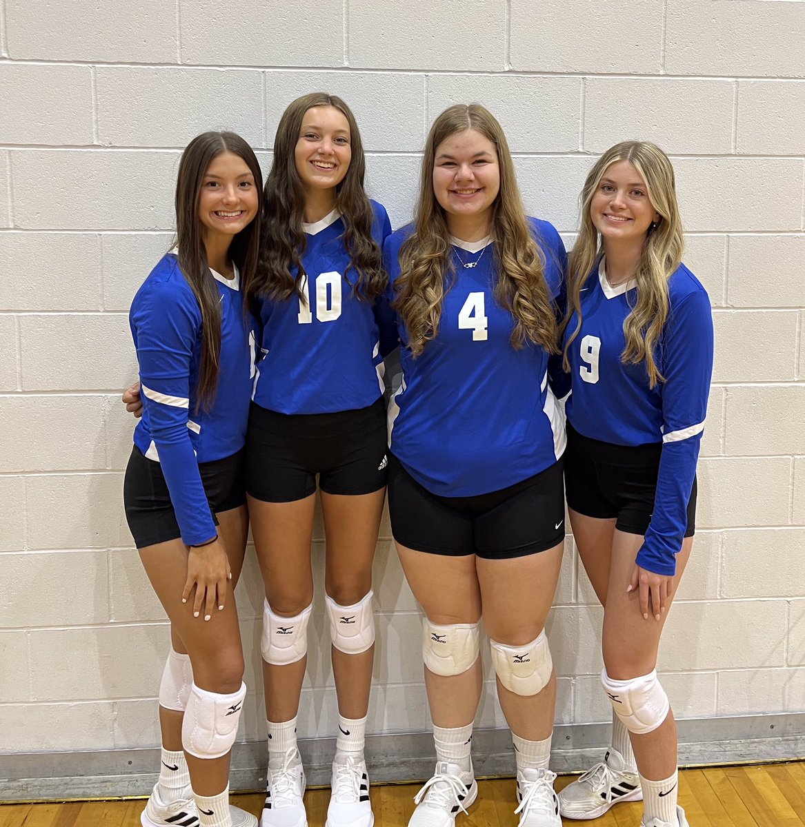 All smiles for game day!
#seniors #gobluehawks
