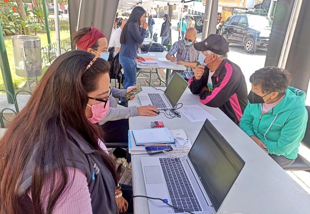 ElectricaQuito's tweet photo. ➡️ Moradores de #Chavezpamba durante su visita a nuestra Agencia Móvil 🚍 accedieron desde la comodidad de su parroquia a los servicios eléctricos sobre: 
✅ Nuevos medidores
✅ #ActualizaTusDatos 
✅ Beneficio por Tercera Edad y Discapacidad

#MásCercaDeLaComunidad https://t.co/CpRe8UOOvZ