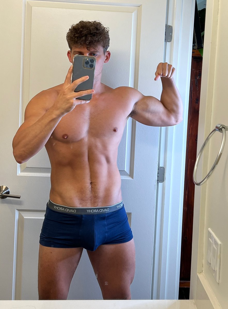 Elfisv1's tweet photo. Today is bicep workout day. Why are college gyms so crowded? https://t.co/yHfpmd72Hh
