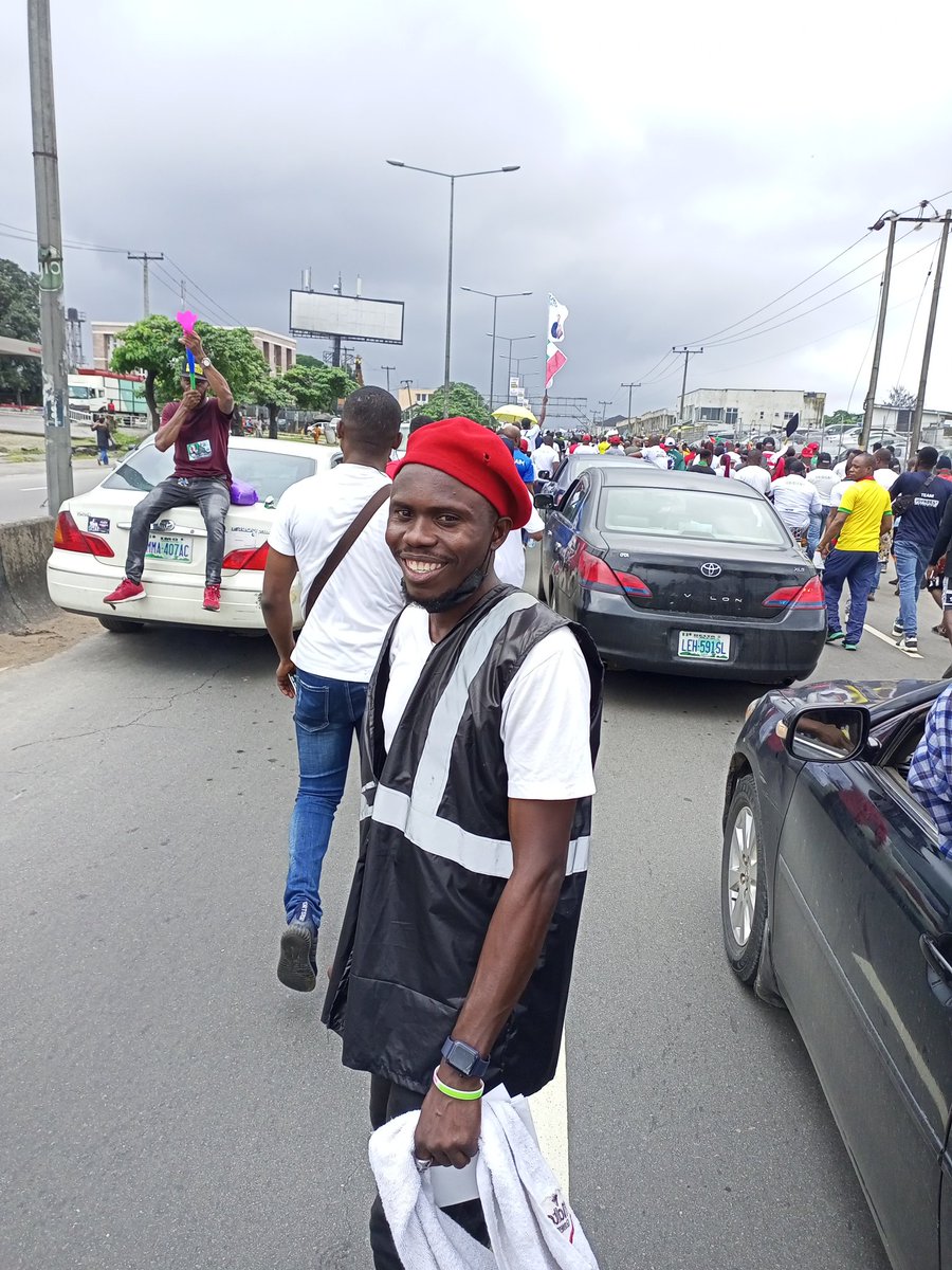 mezu_T's tweet image. PORTHARCOURT, RIVER&apos;S STATE was on total LOCK DOWN. even under rain.

PH SABI tins.

#wearestructure