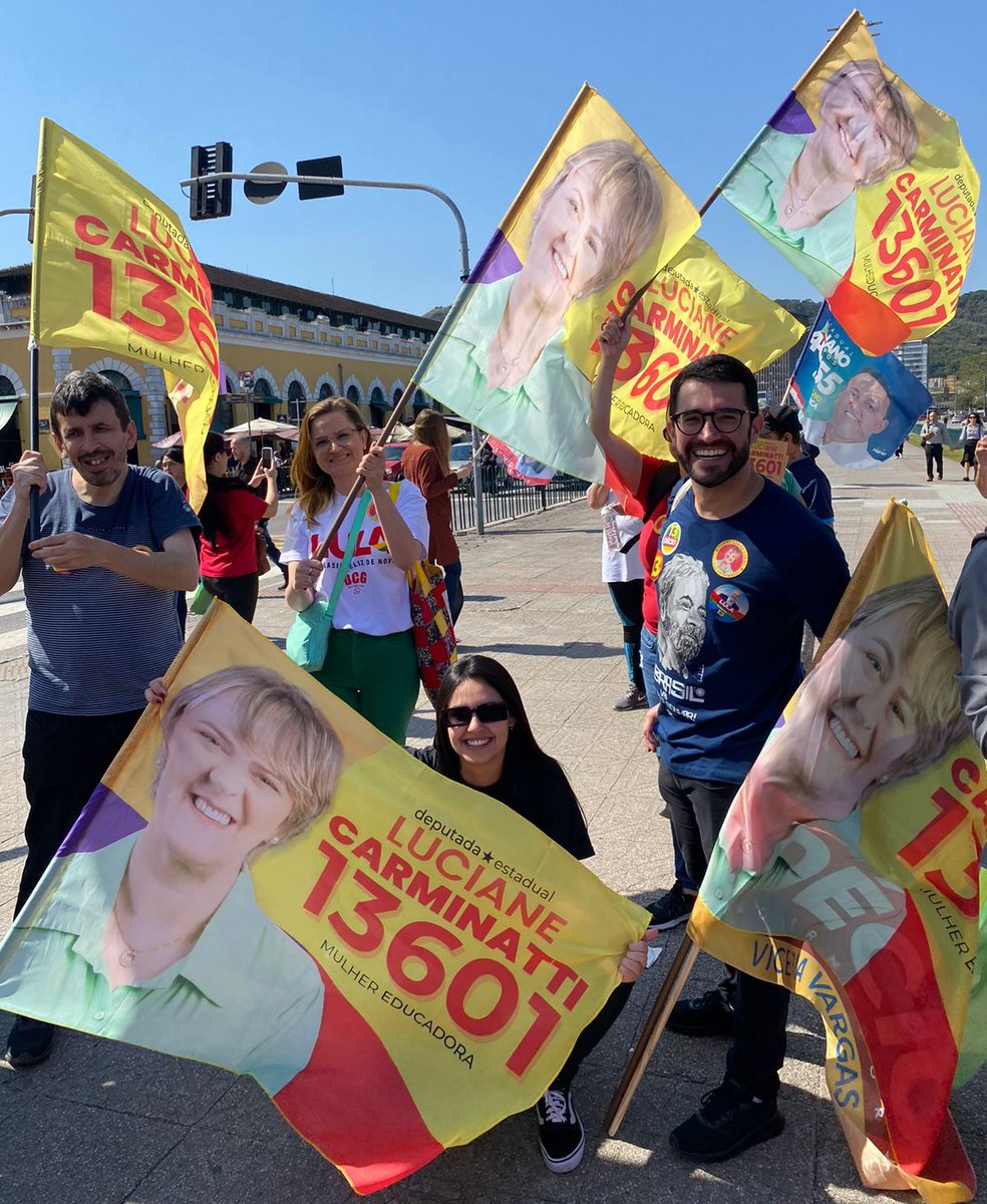 caemartins's tweet photo. O #TimeDaLu13601 está nas ruas na Grande Florianópolis. Estamos levando o trabalho e a luta da nossa Mulher Educadora e de tantas lutas por vida digna para todas as pessoas catarinenses.Somos o time da esperança e da democracia. https://t.co/A7iETsycHf
