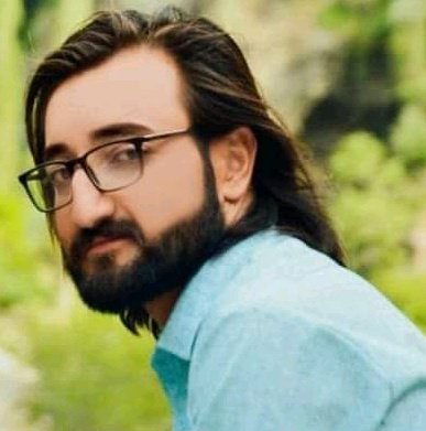 جـس وقـت 5 بـھـائـی سـیـلابـی ریـلـے کـے درمـیـان کـئـی گـھـنـٹـے آہ و پـکـار کـرتـے رہـے، سـوشـل مـیـڈیـا پـر ویـڈیـو وائـرل ہـوگـئـی تـو اس صـوبـے کـا وزیـراعـلـی اس صـوبـے کـے ہـیـلـی کـاپـٹـر پـر بـجـائـے ان بـھـائـیـوں کـو ریـسـکـیـو کـرنـے کـہ عـمـران نـیـازی کـی غـلامـی