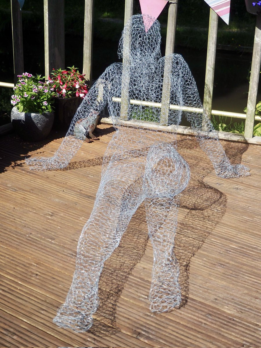 I've been doing a spot of wire sculpture lately. Here's one of them. #art #artist #sculpture #chickenwire #artoftheday #artistsontwitter #wiresculpture #gardensculpture