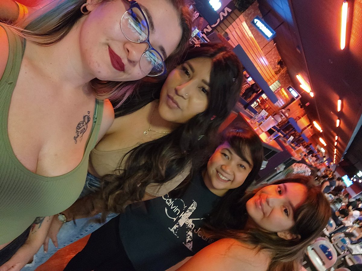 Fun night with coworkers #drunkbowling lol <a href="/jxvaana/">J✨</a>  going to miss you sm bitch!!!! 💓
