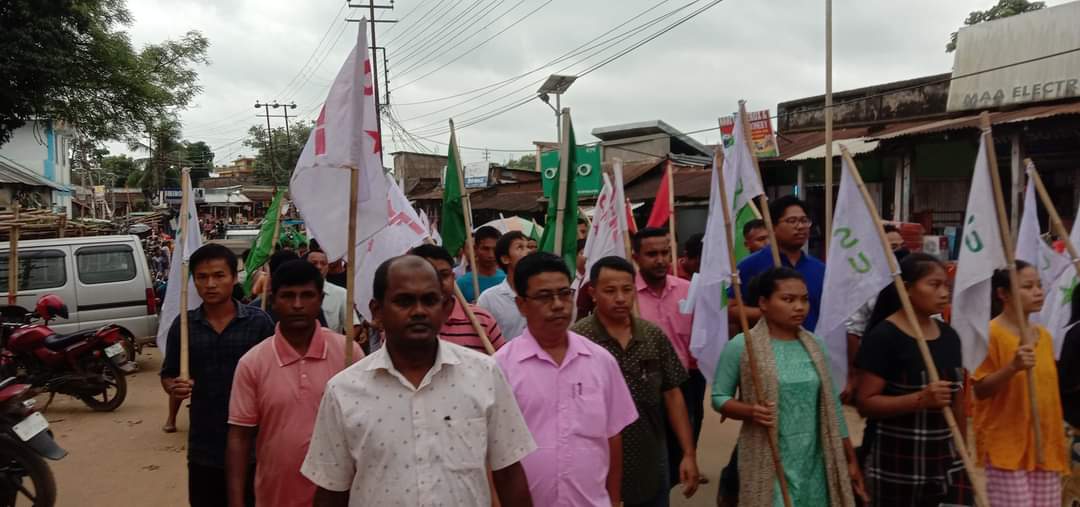 CpimSub's tweet photo. #গন্ডাছড়া_মহকুমা 
গণতন্ত্র রক্ষায় পুলিশের নিরক্ষপেক্ষতা বজায় রাখার দাবিতে এবং বামপন্থী কর্মীদের দের উপর আক্রমণকারী বিরুদ্ধে ব্যবস্থা নেয়ার দাবিতে বামপন্থী ছাত্র -যুবদের গন্ডাছড়ায় থানায় গণ ডেপুটেশন সংগঠিত করলো। https://t.co/UI4JuAq6S0
