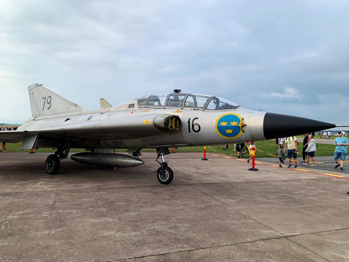 Willy_Egy's tweet photo. In lovely #Uppsala #Sweden 🇸🇪

#Ärna #flygbas #Flygdagen

Finally had the chance to meet #Swedish legends 

J-35 #Draken
AJ-37 #Viggen
And the Queen 
JAS 39 #Gripen C, D and E https://t.co/hGTLRBUJE4