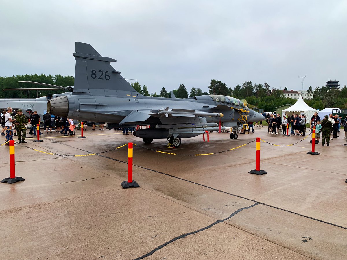 Willy_Egy's tweet photo. In lovely #Uppsala #Sweden 🇸🇪

#Ärna #flygbas #Flygdagen

Finally had the chance to meet #Swedish legends 

J-35 #Draken
AJ-37 #Viggen
And the Queen 
JAS 39 #Gripen C, D and E https://t.co/hGTLRBUJE4