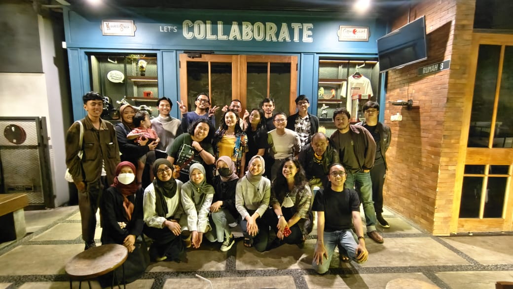 Yey main lagi, makasih <a href="/MalamPuisi_JKT/">IG: malampuisi.jkt</a> <a href="/MalamPuisi/">Malam Puisi</a>