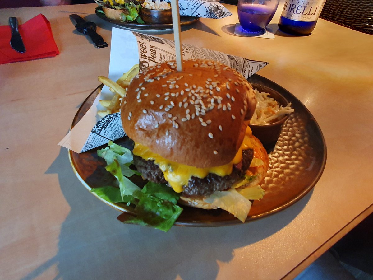 ShamelessTwinks's tweet photo. Königsdisziplin = Burger essen mit Messer und Gabel 🥵 https://t.co/B4KP5Qw0f0