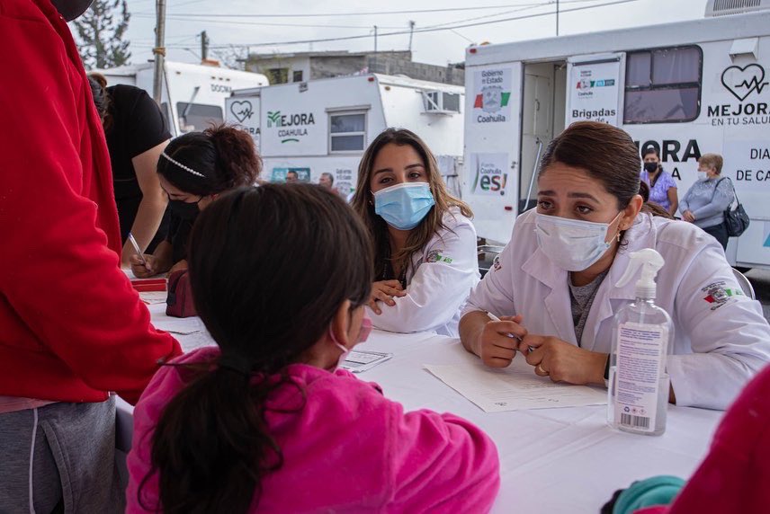 DsocialSaltillo's tweet photo. @chemafraustro el secretario de Inclusión y Desarrollo Social @manolojimenezs y el secretario de Salud de Coahuila @gomezrobertobernal, lugar donde se ofrecieron servicios de detección de diabetes, toma de signos vitales, consulta dental entre otros #Saltillonosune https://t.co/Kq1oz9cc0c