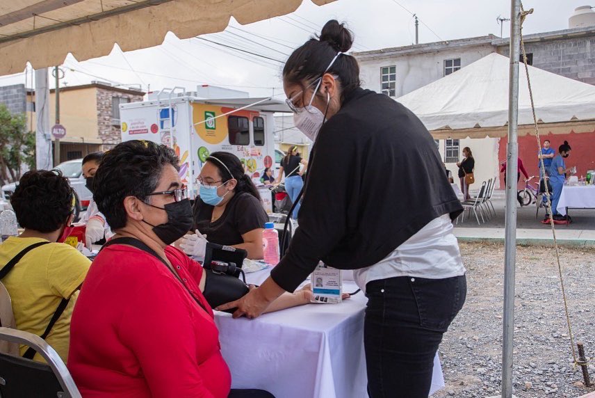DsocialSaltillo's tweet photo. @chemafraustro el secretario de Inclusión y Desarrollo Social @manolojimenezs y el secretario de Salud de Coahuila @gomezrobertobernal, lugar donde se ofrecieron servicios de detección de diabetes, toma de signos vitales, consulta dental entre otros #Saltillonosune https://t.co/Kq1oz9cc0c