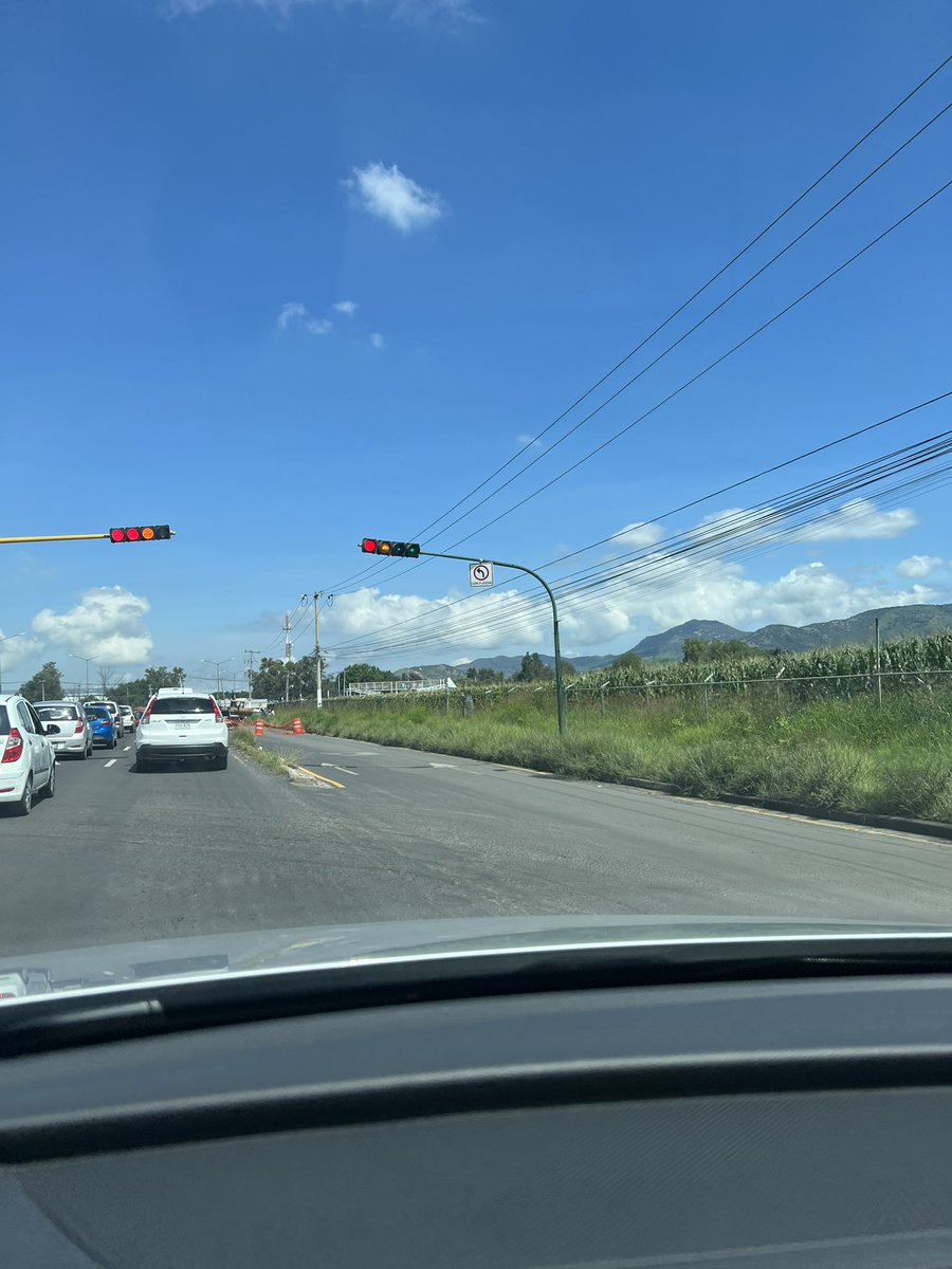 rigochavz's tweet photo. Semáforos descompuestos en Av Juan Gil Preciado a la altura de la empresa innovac @Trafico_ZMG @JaliscoVial https://t.co/QHy2Lct3VQ