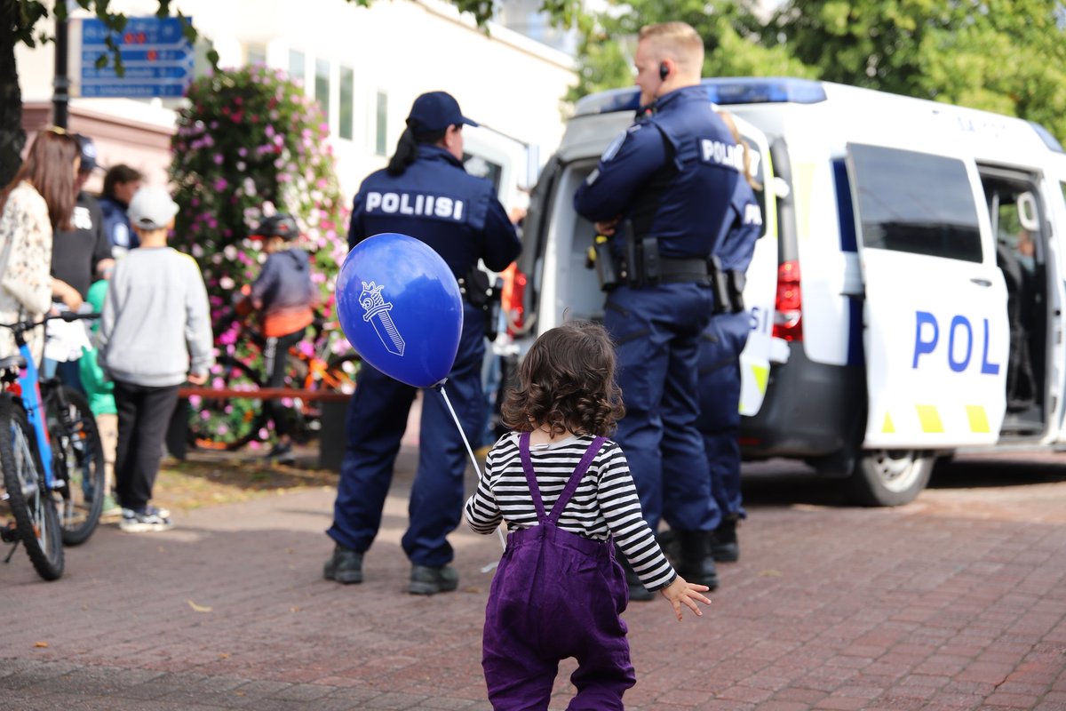 #Pori'ssa #PoliisinPäivä'nä etenkin perheen pienimpien keskuudessa suosioon nousivat #poliisi-ilmapallot.🎈 Eetunaukiolla ihmeteltiin poliisiautojen lisäksi myös mm. poliisin pommiryhmän käyttämää välineistöä ja pommipukua. #lspoliisi