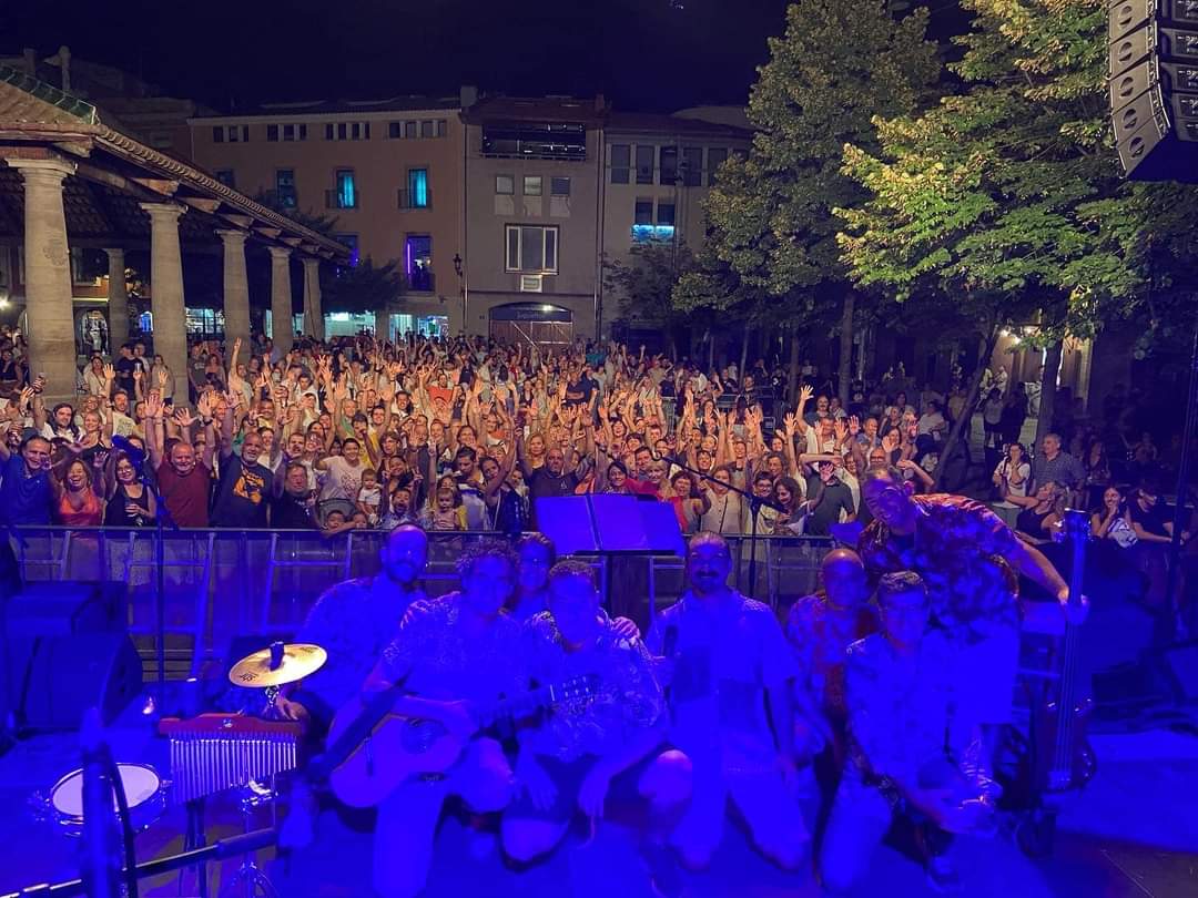 Aquesta nit ens veiem a #Vallgorguina , aquí una foto de dissabte passat a la #Porxada a la gran Festa Major de #Granollers <a href="/Blancsiblaus/">Blancsiblaus</a> vam disfrutar de valent!!!