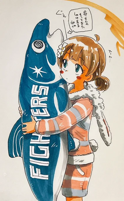 昴さんが持ってきたしゃけまるくんぬいぐるみ(160cm)を抱くふわふわスウィート衣装おさげ桃子ちゃんセンパイ(140cm)。 