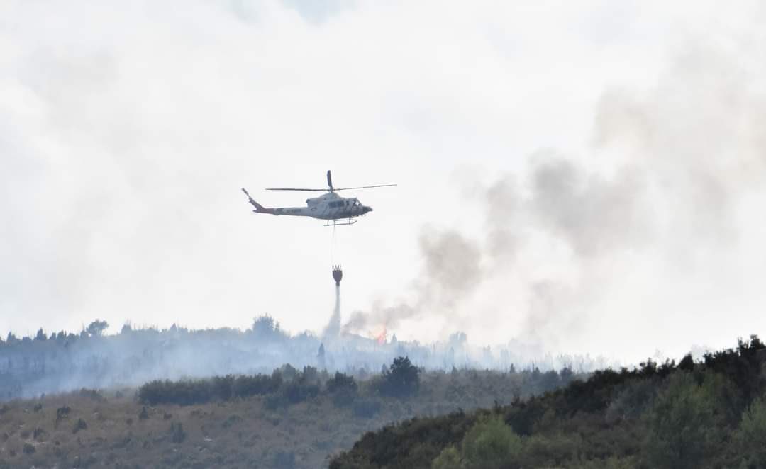 BombersDipcas's tweet photo. #IFUseres. Coordinador @BombersDipcas informa que ya no hay llama. Se trata de un pequeño incendio originado al parecer por caída de rayo. El segundo foco por la misma zona es una posible falsa alarma. Medios continúan trabajando. (Imágenes propias y otras compartidas en redes) https://t.co/F0hNMU4Fq5