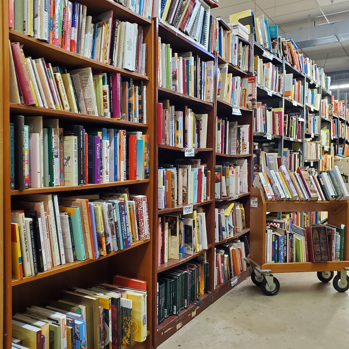 SSBrockville's tweet photo. Love cooking? We have an enormous collection of cookbooks here at Second Story Books! You can cook your way around the world with the recipes you find here! π½π©βπ³
#cooking #cookingtime #cookingathome #secondstorybooks #cuisine https://t.co/WrVo4wPCIU