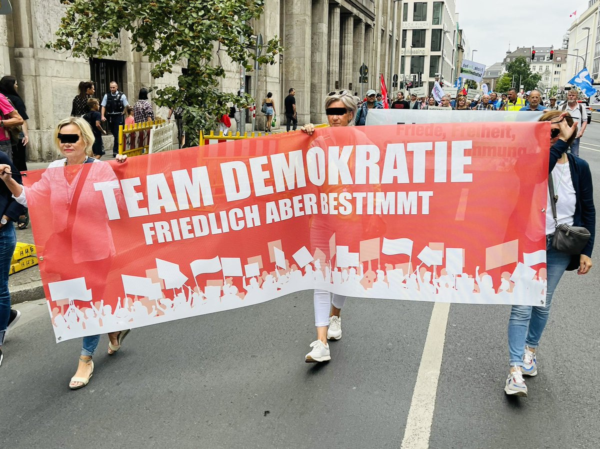 ApoDuesseldorf's tweet photo. Für #Frieden und #Grundrechte heute wieder in Düsseldorf auf der Straße❣️
#TeamDemokratie #dus2708 https://t.co/S7Rj84dG0k