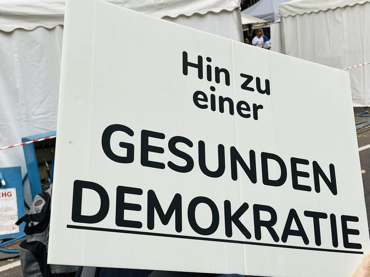 ApoDuesseldorf's tweet photo. Für #Frieden und #Grundrechte heute wieder in Düsseldorf auf der Straße❣️
#TeamDemokratie #dus2708 https://t.co/S7Rj84dG0k