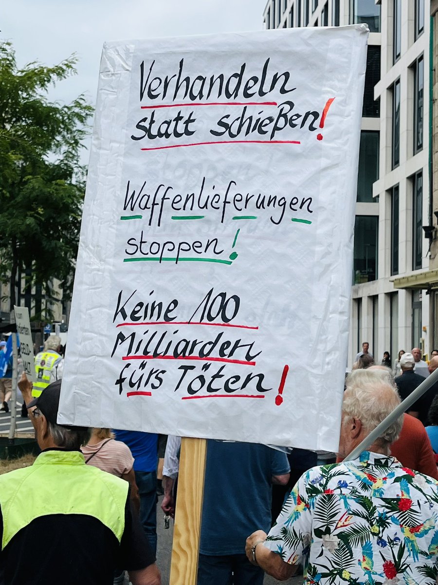 ApoDuesseldorf's tweet photo. Für #Frieden und #Grundrechte heute wieder in Düsseldorf auf der Straße❣️
#TeamDemokratie #dus2708 https://t.co/S7Rj84dG0k