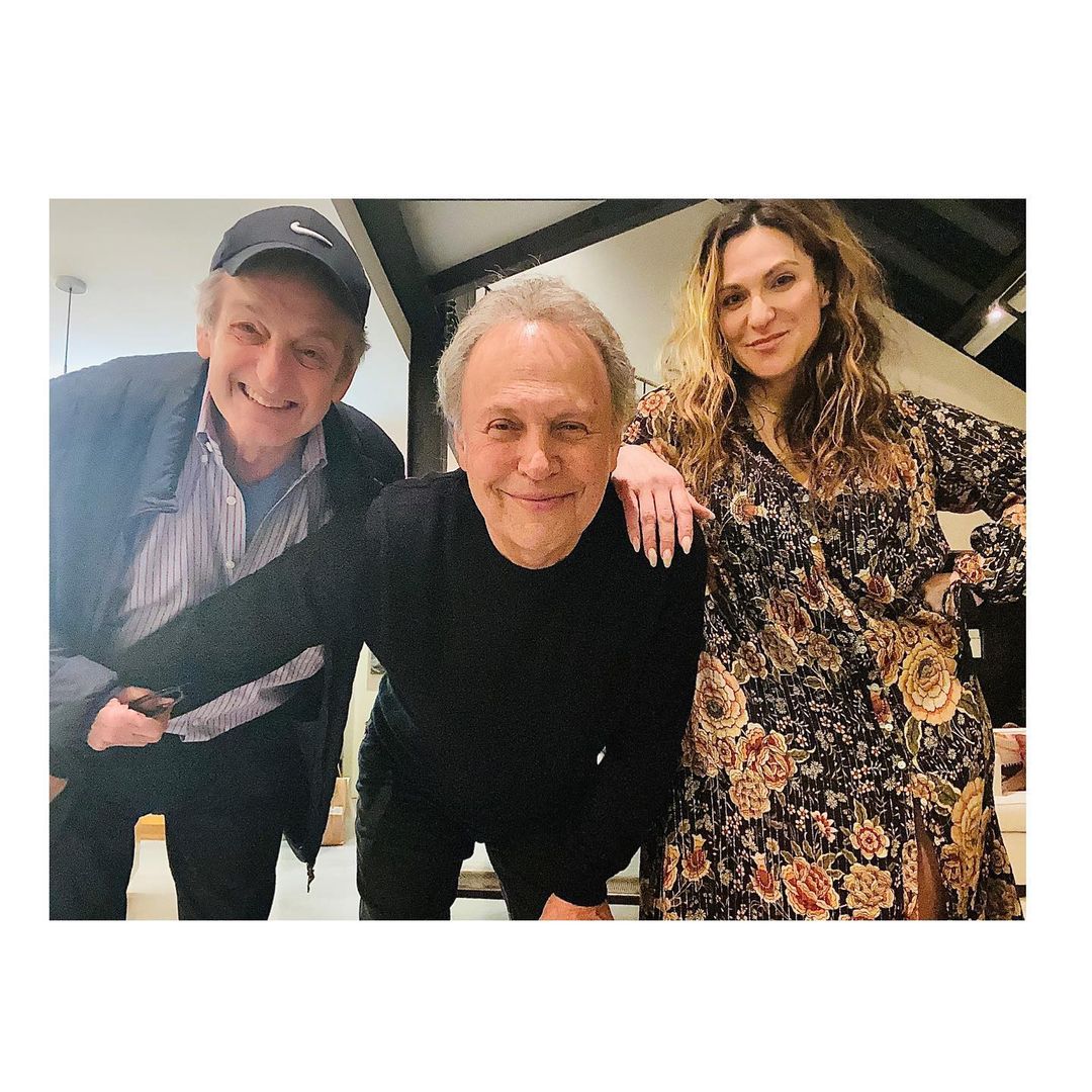 Brother, father and daughter 💙 Only 9 performances left to see this family together on stage in #MrSatNightBway.

Photo: @shoshanabean