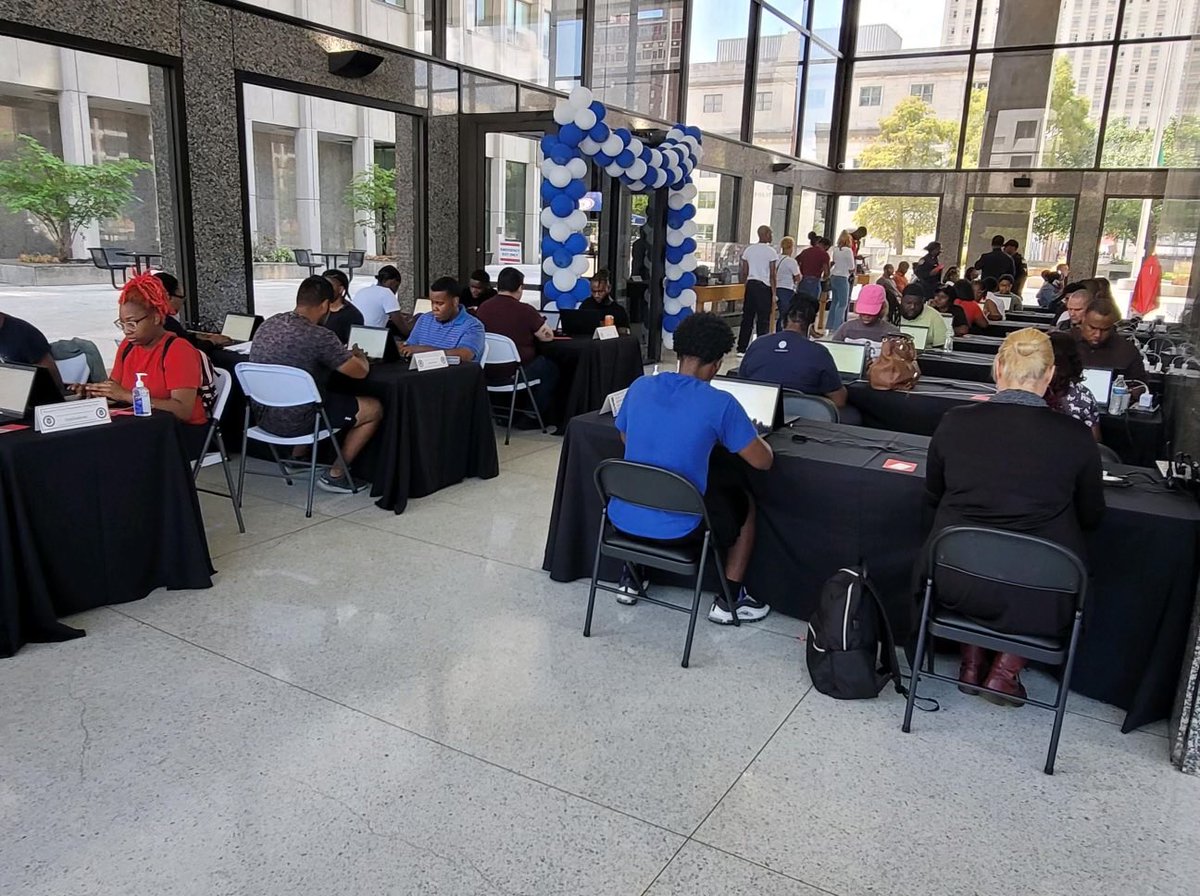 1cjdcop's tweet photo. We are so excited that we had to open the doors early at 10:00 for the crowd of police potentials at the MPD Hiring Expo! #jointhebestinblue ⁦@MEM_PoliceDept⁩ ⁦@MayorMemphis⁩ https://t.co/djVhHn8INC