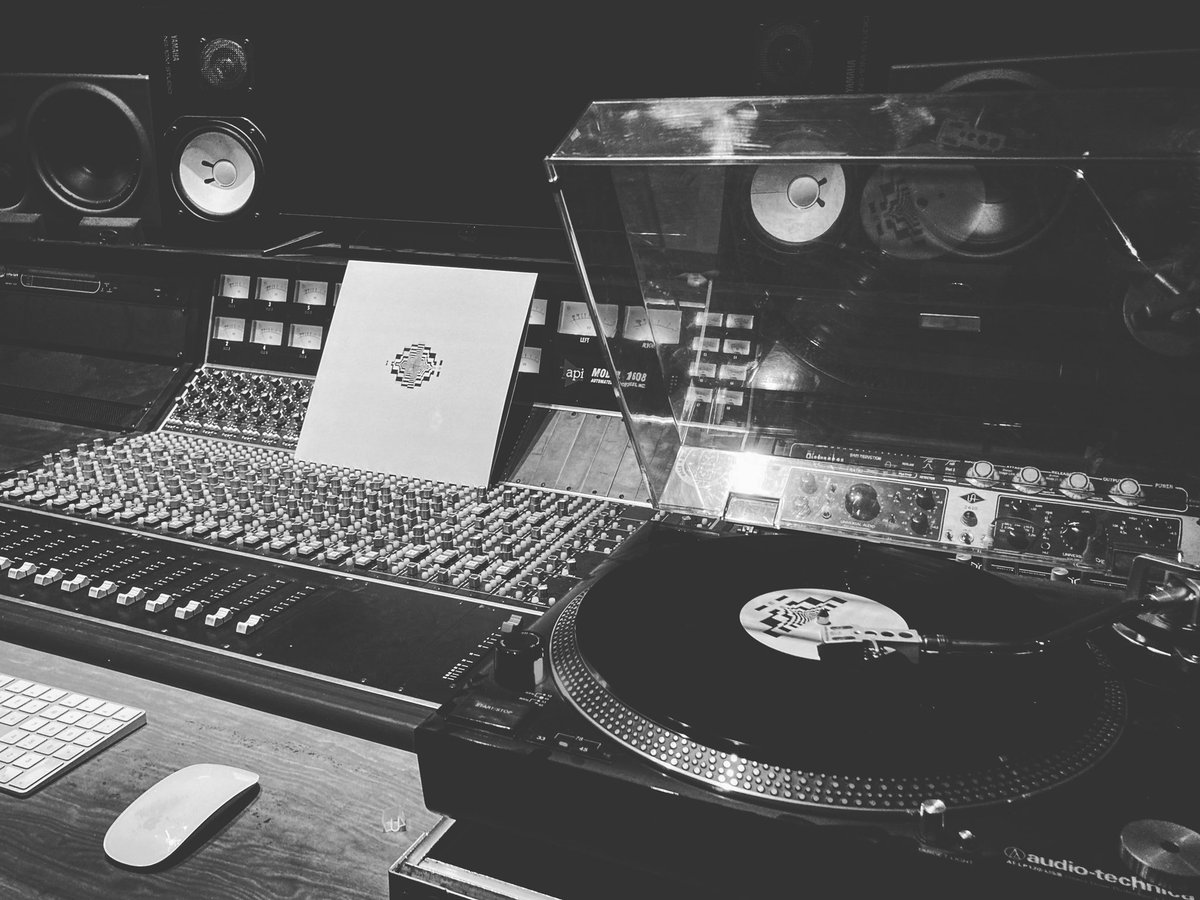 lerockcl's tweet photo. Linda jornada ayer en @chtestudios, en la primera escucha en #vinilo del ultimo álbum de @coladzorro, 'El desierto avanza'. Fue emocionante escuchar el resultado final en el lugar donde el disco fue grabado. Recuerden que pueden pedirlo dire to en @tiendalerock. #otradelerock https://t.co/aux3N7LREf