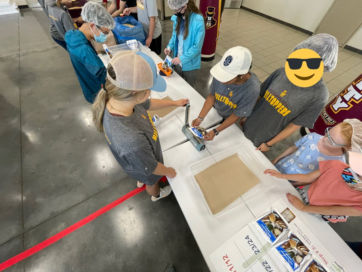 MrsJoyner_ELA's tweet photo. Science Hill High School students & families helped package food for @KAH_HQ this morning. @ScienceHill_JCS has set service and #SeekingSignificance as goals this year for our community. It was a privilege to volunteer w/ so many willing hands. @jcityTNschools #KidsAgainstHunger https://t.co/MmzU4gYZ2x